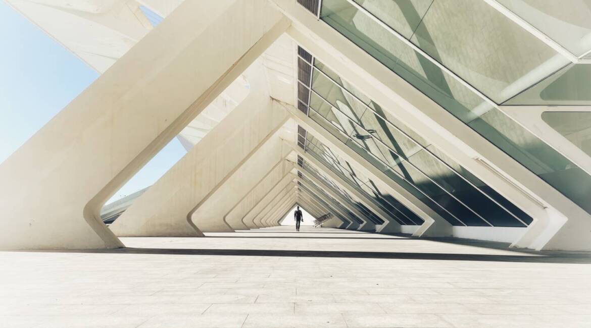 Algorithms vs. Experts: Who Selects Better Comparables in Bank Valuation?